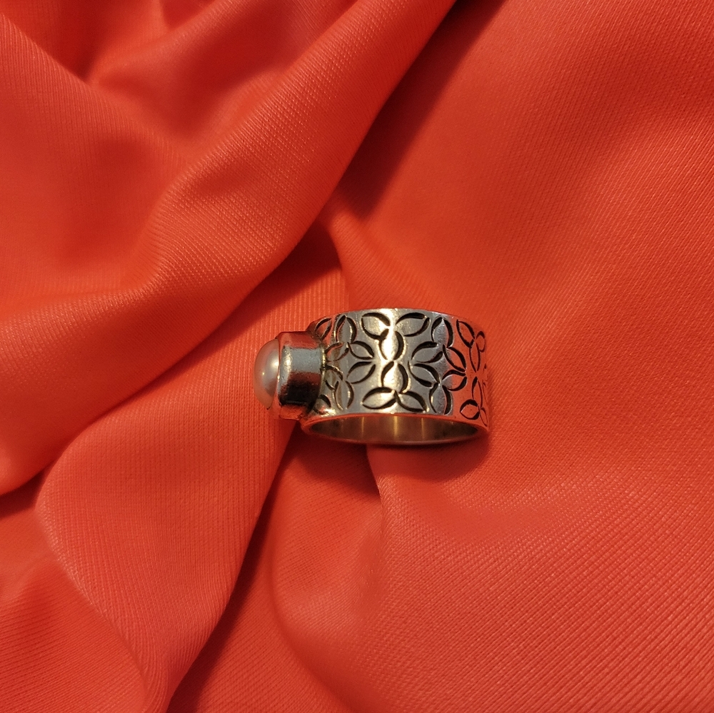 Janice Girardi Designs silver ring with pearl stone - Picture 4 of 9